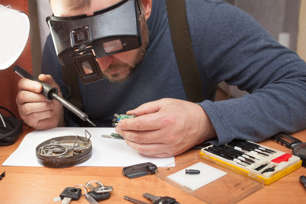 一个男人在一个光学设备焊接电路图片下载