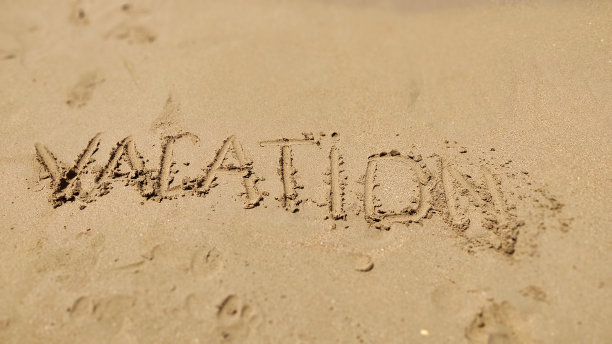 文字假期写在沙滩上图片下载