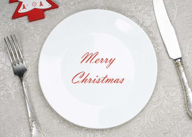 空盘子上写着“圣诞快乐”，还有圣诞和新年的节日装饰菜单。图片下载