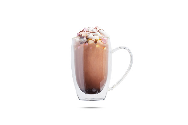 可可和棉花糖在一个透明的杯子孤立的白色背景图片下载