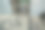 残疾人专用电梯。残疾人乘坐现代化公寓设施附近的电梯。起居室入口处的残疾人专用电梯。配备轮椅。图片下载