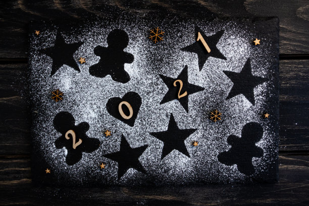 概念的新年作文，星星的形状，一个心和一个姜饼人，时尚的2021年。平躺，俯视图图片下载