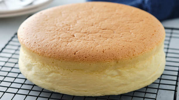 普通经典的台湾传统海绵蛋糕。台湾的castella蛋糕放在灰色的背景桌子上，上面有配料。图片下载