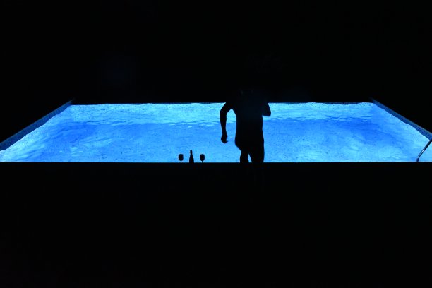 午夜游泳图片下载