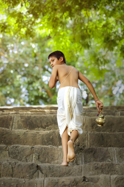 一个牧师的孩子在森林里散步图片下载