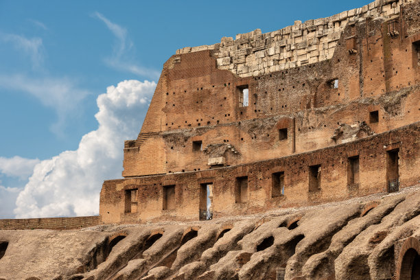 意大利拉齐奥，蓝色天空上的罗马斗牛场特写图片下载