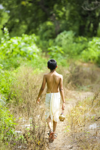 一个牧师的孩子在森林里散步图片下载