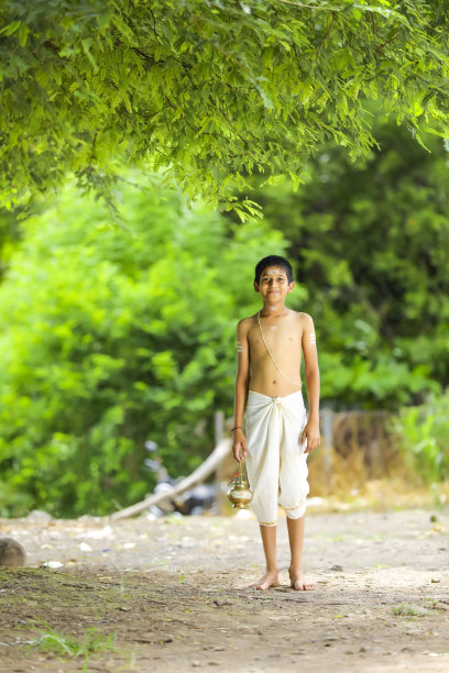 一个牧师的孩子在森林里散步图片下载