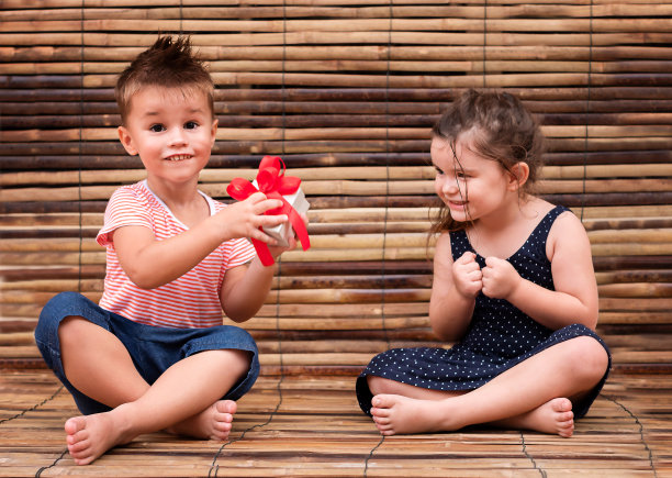 孩子们正在检查礼品盒图片下载