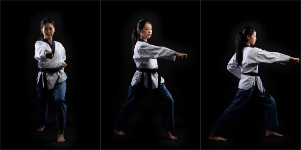 跆拳道空手道少年运动员踢出拳黑色背景孤立图片下载