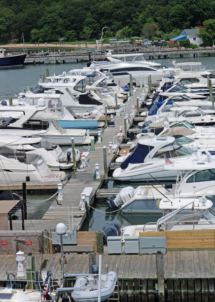 有豪华小船的码头图片下载