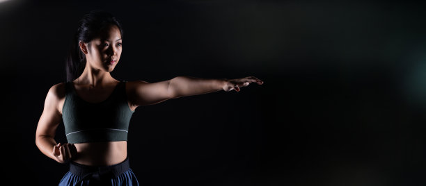 跆拳道空手道少年运动员踢出拳黑色背景孤立图片下载