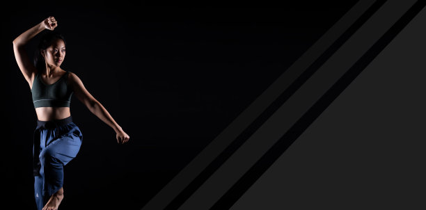 跆拳道空手道少年运动员踢拳黑色背景隔离图片下载