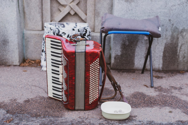 街上的红色古董手风琴图片下载