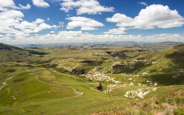 自由之州德拉肯斯堡，一个晴朗的日子图片下载