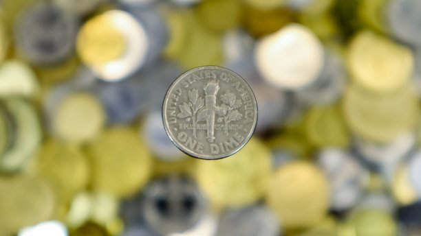 特写展示的是一枚10美分或0.1美元硬币。这是钱。模糊的资金背景。10美分硬币是所有硬币中最小的。背面描绘了火炬、橡树和橄榄枝图片下载