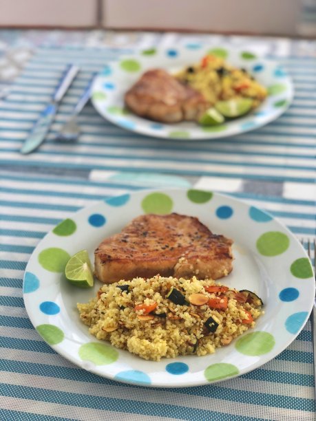 一盘配蒸粗麦粉的烤鱼图片下载