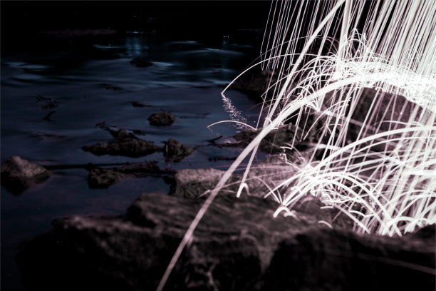 长时间暴露在水中，从岩石上跌落跳跃到河里图片下载