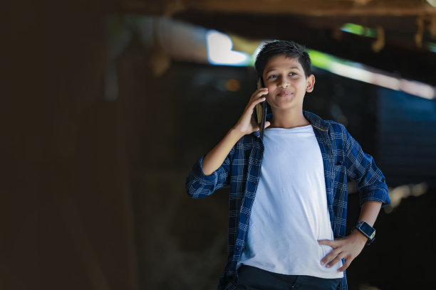 人、孩子、技术和交流概念——可爱的印度孩子在用智能手机聊天图片下载