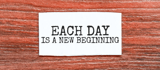 每一天都是一个新的开始，在红木背景上的一张纸上图片下载