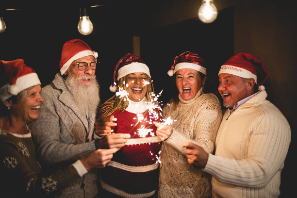 快乐的多种族的人庆祝平安夜-软焦点对女人的脸图片下载