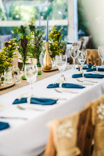 桌子装饰为一个特殊的场合-波西米亚的婚礼桌子设置。户外婚礼/聚会图片下载