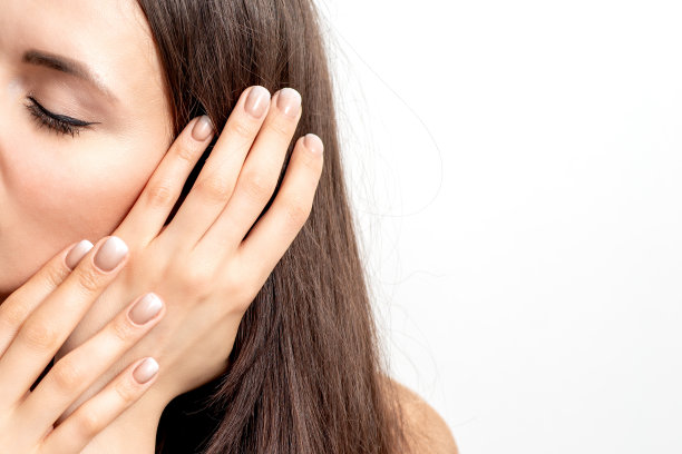 年轻女子摸着自己的头发图片下载