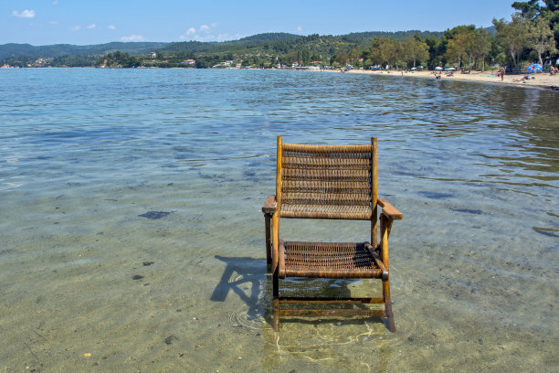 沙滩上的夏日木椅在水里图片下载