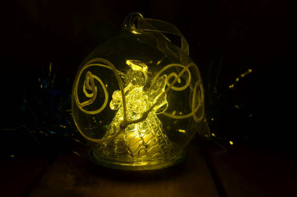 发光的天使。圣诞装饰品。新年，假期，明信片。图片下载