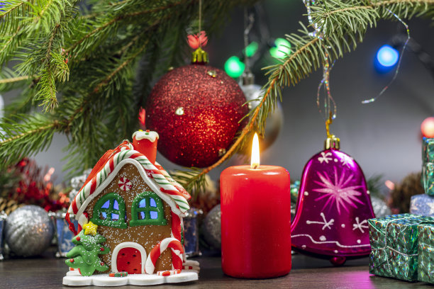 圣诞背景与圣诞装饰用冷杉和松树枝，红烛和彩色球和花环。图片下载