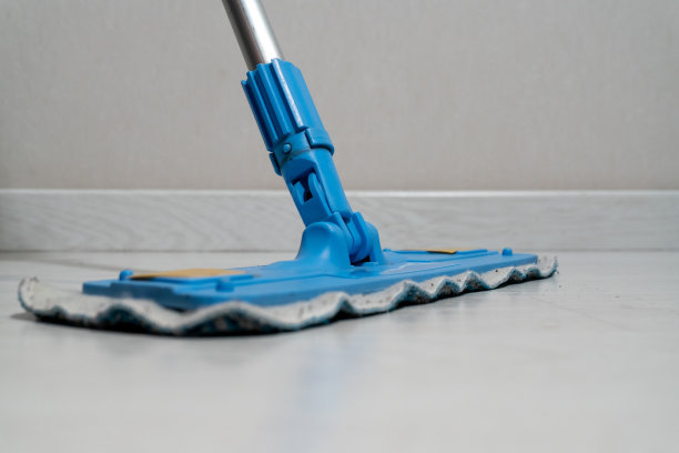 拖把洗灰色的地板图片下载