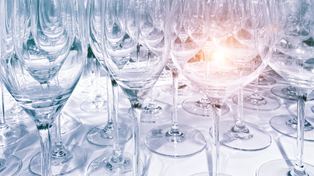 酒杯：黑白背景下排列整齐的空酒杯特写图片下载