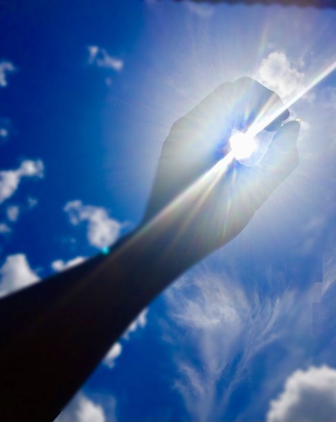 手的影子伸向美丽的天空图片下载