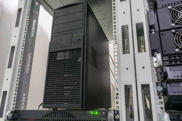 数据中心计算设备。互联网提供商的托管平台。在数据中心机架上有一个大型服务器计算机系统单元。图片下载