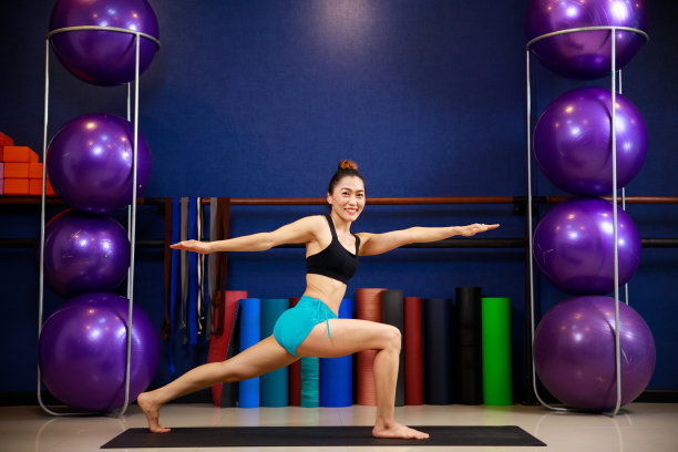 亚洲女人在健身房练习高级瑜伽。图片下载