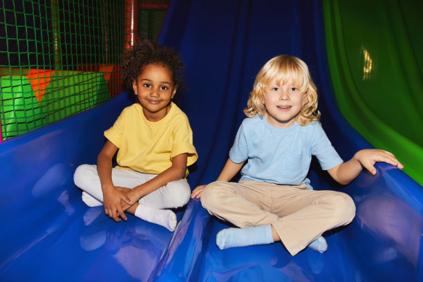 孩子们在滑梯上图片下载