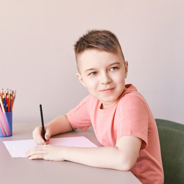 小男孩在画画。闭锁练习。自制的例程。学校的功课图片下载