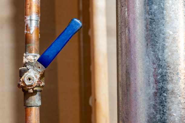 热水管道上的严重腐蚀的球阀图片下载