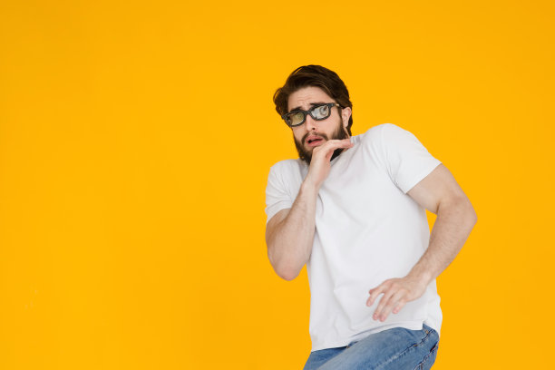 一个毛发蓬乱、满脸胡须、戴着3D眼镜、嘴巴张得大大的、眼睛睁得大大的男人的肖像，在黄色的背景上。图片下载