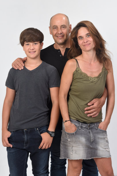 一个家庭和一个青少年的肖像图片下载