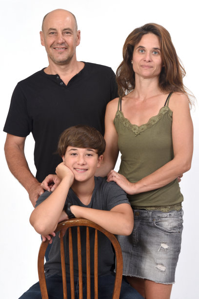 一个家庭和一个青少年的肖像图片下载