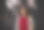 成熟的女人站在城市或城镇的户外，深色的背景。图片下载