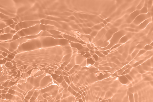 在阳光明媚的日子里，有阴影的棕色水图片下载