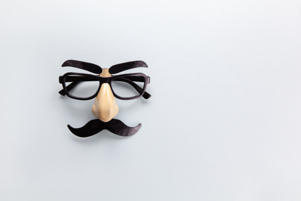 嘉年华面具与胡子，鼻子和眼镜在灰色的背景，复制空间。概念男性健康、前列腺癌宣传月、慈善、父亲节。水平的。极简主义平躺图片下载