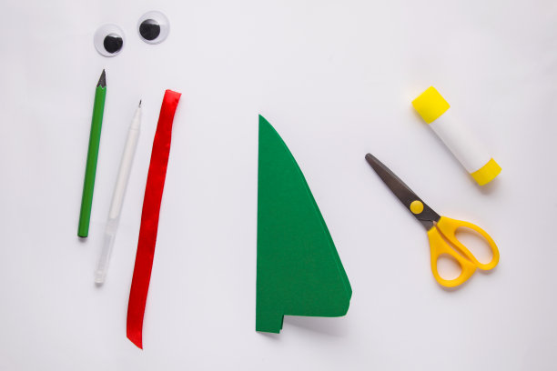 小孩子用纸做圣诞装饰礼物。孩子们的艺术项目。DIY的概念。一步一步的照片指令。步骤2图片下载