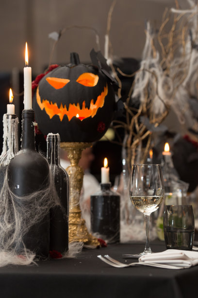 万圣节晚餐的餐桌。节日餐桌上放着蜡烛和南瓜图片下载