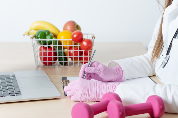 营养学家餐桌上的健康水果和蔬菜。饮食咨询。素材图片
