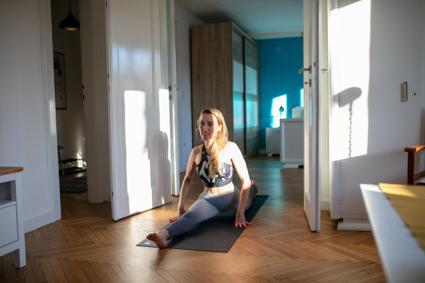 在家练习劈叉图片下载