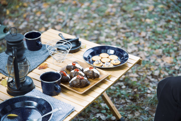 牛角面包三明治餐桌照片图片下载