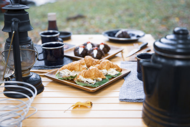 牛角面包三明治餐桌照片图片下载